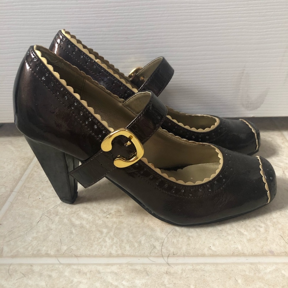 Pierre Dumas 7.5 Maroon Pump w/ Scallop Gold Trim